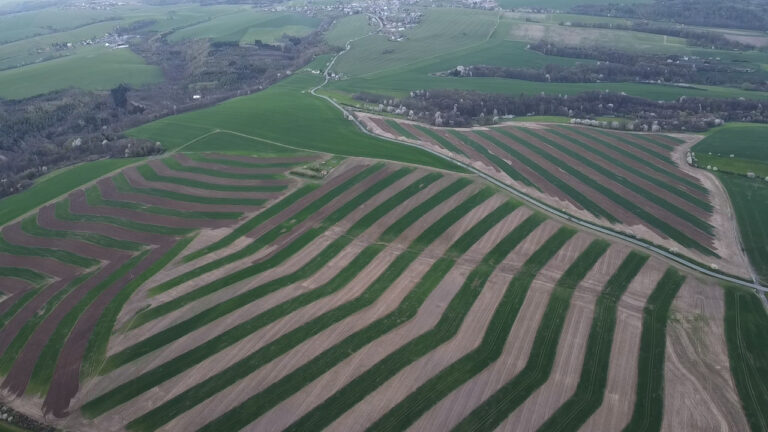 Pásové obhospodařování půdy na lokalitě Na Výšině u Bílovce. Snímek byl pořízen pomocí dronu Trinity F90 z výšky 120 m Foto archiv