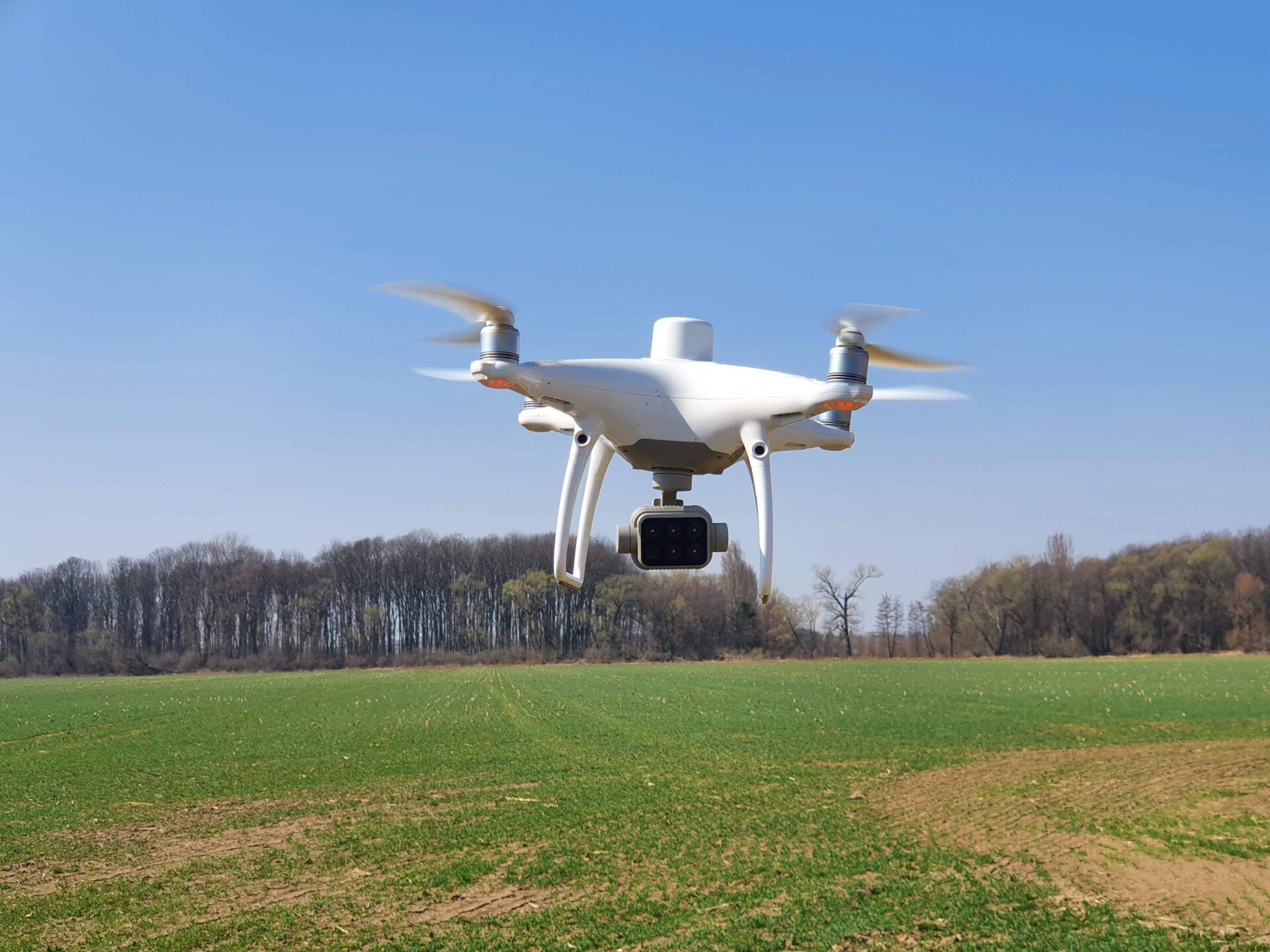 Bezpilotní prostředek DJI Phantom 4 Multispectral představují nenákladné drony využitelné v precizním zemědělství Foto Vojtěch Lukas