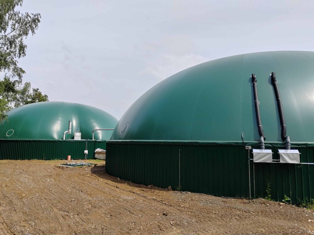 Zakrytí koncových skladů digestátu zvyšuje objem bioplynu použitelný pro flexibilní provoz. Foto archiv Adam Moravec
