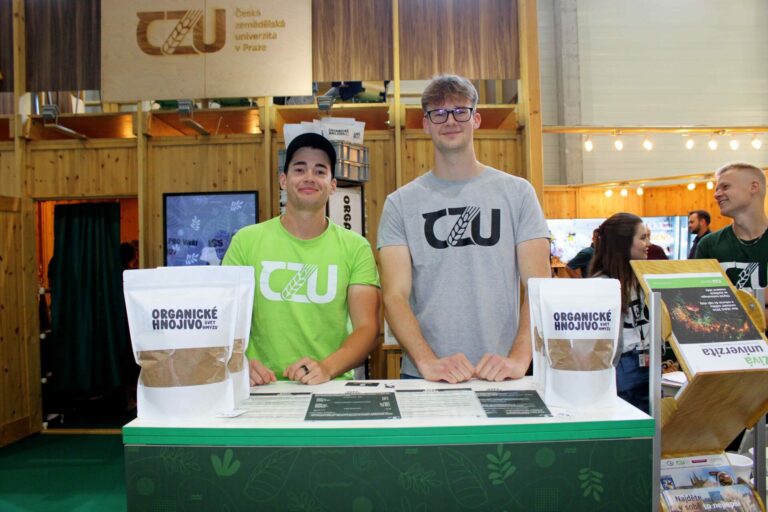 Studenti České zemědělské univerzity v Praze Jan-Dorian Kratochvíl (vlevo) a Vojtěch Malecha se v rámci startupu zabývají výrobou organického hnojiva Frass Foto Barbora Venclová