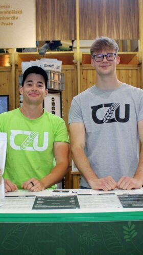 Studenti České zemědělské univerzity v Praze Jan-Dorian Kratochvíl (vlevo) a Vojtěch Malecha se v rámci startupu zabývají výrobou organického hnojiva Frass Foto Barbora Venclová Studenti České zemědělské univerzity v Praze Jan-Dorian Kratochvíl (vlevo) a Vojtěch Malecha se v rámci startupu zabývají výrobou organického hnojiva Frass Foto Barbora Venclová