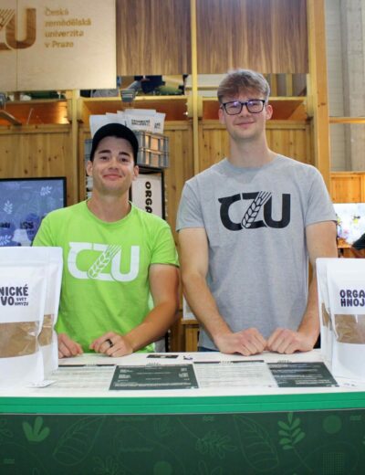 Studenti České zemědělské univerzity v Praze Jan-Dorian Kratochvíl (vlevo) a Vojtěch Malecha se v rámci startupu zabývají výrobou organického hnojiva Frass Foto Barbora Venclová