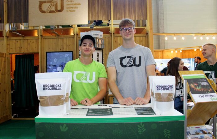 Studenti České zemědělské univerzity v Praze Jan-Dorian Kratochvíl (vlevo) a Vojtěch Malecha se v rámci startupu zabývají výrobou organického hnojiva Frass Foto Barbora Venclová